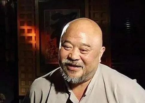 当年不顾医生劝阻，每天2包烟，顿顿8两白酒的李琦，如今成了这样