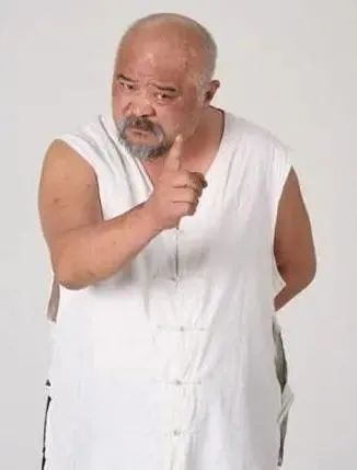 当年不顾医生劝阻，每天2包烟，顿顿8两白酒的李琦，如今成了这样
