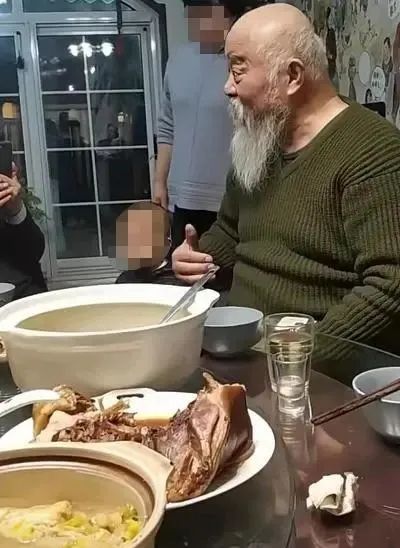 当年不顾医生劝阻，每天2包烟，顿顿8两白酒的李琦，如今成了这样