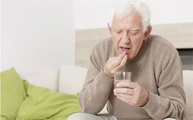吃降压药6年，发生肾衰竭！医生说他犯了3个错误，大家要反思