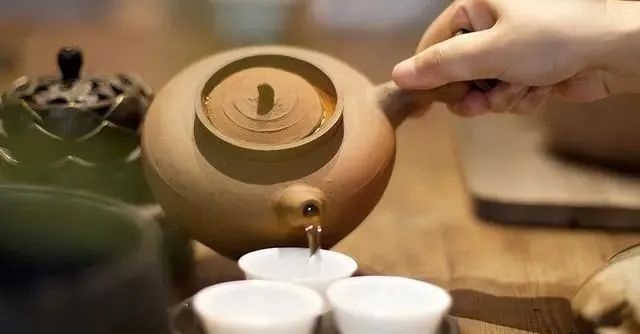 喝茶防癌还是致癌？医生提醒：3种喝茶方式容易致癌，注意避免