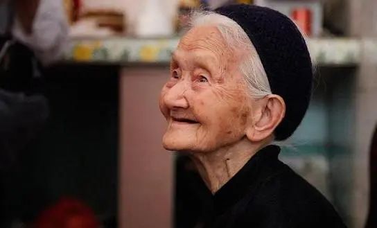 医生坦言：多走路和多睡觉对身体好，而坚持这3件小事或会长寿
