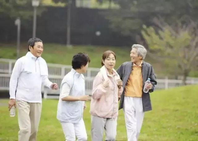 长期散步对身体好吗？提醒：50岁以后，散步时或牢记这三点
