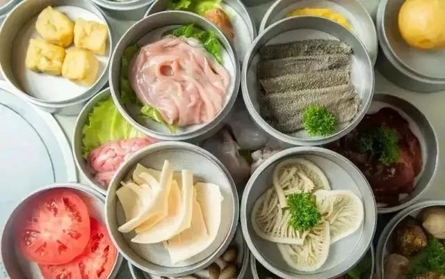 吃火锅时，再馋也别点这5种菜，火锅店员工：我们老板自己从不吃