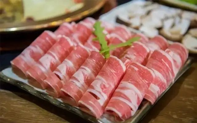吃火锅时，再馋也别点这5种菜，火锅店员工：我们老板自己从不吃