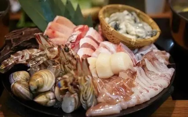 吃火锅时，再馋也别点这5种菜，火锅店员工：我们老板自己从不吃