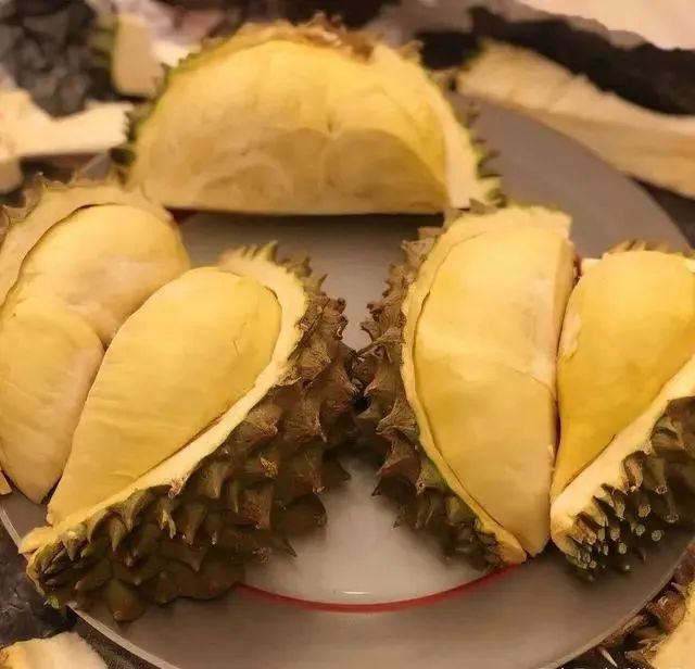 买榴莲就选“母”的，肉多皮薄，牢记4个小技巧，老板都夸你内行