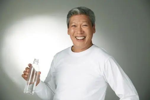 医生：真正伤身的水，并非千滚水和隔夜水，而是它，能不喝就不喝