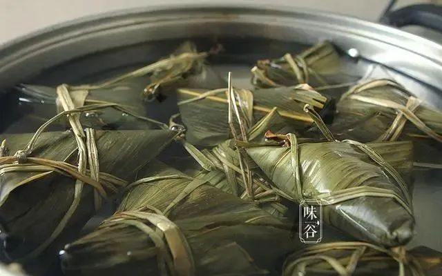 煮粽子时，有人用冷水，有人用热水？做错了，难怪粽子夹生口感差