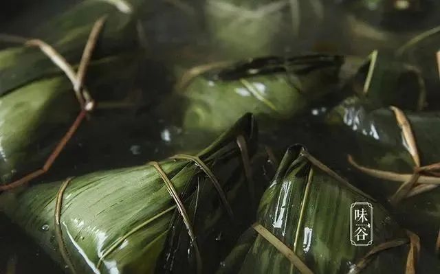 煮粽子时，有人用冷水，有人用热水？做错了，难怪粽子夹生口感差