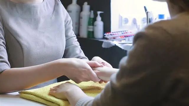 有的人手臂“青筋暴起”，有的人几乎看不到青筋，谁更健康呢？