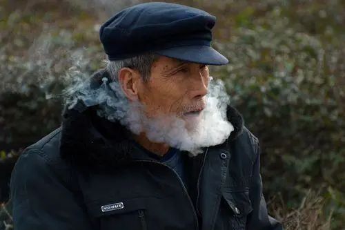 如果一辈子不吸烟不喝酒，会不会活得更久？一项调查公布答案