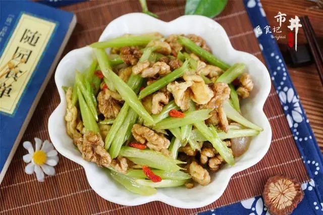 小满过后，建议中老年人：常吃8种“黄金菜”，别舍不得花钱