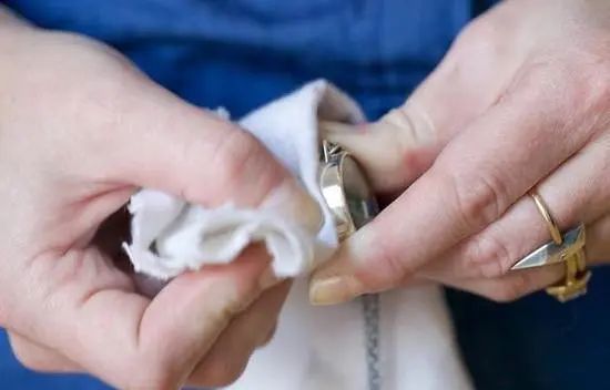 女生长期佩戴“银手镯”，对身体到底好不好呢？医生告诉您实情