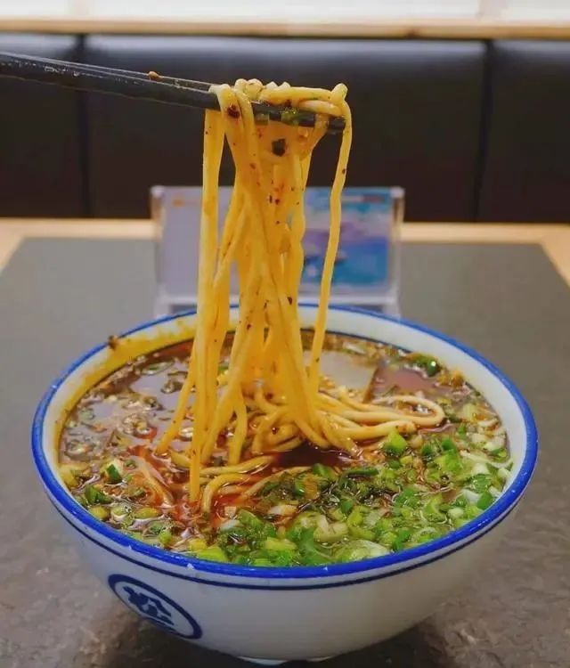 风靡兰州的牛肉面，为啥火不过兰州拉面？3个原因很无奈也很现实