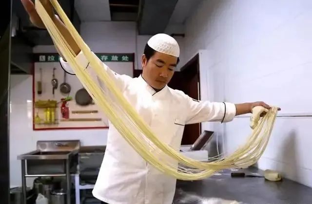 风靡兰州的牛肉面，为啥火不过兰州拉面？3个原因很无奈也很现实