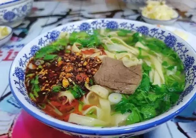 风靡兰州的牛肉面，为啥火不过兰州拉面？3个原因很无奈也很现实