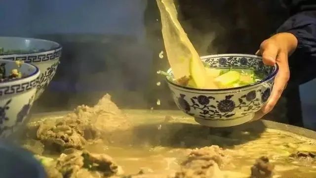 风靡兰州的牛肉面，为啥火不过兰州拉面？3个原因很无奈也很现实