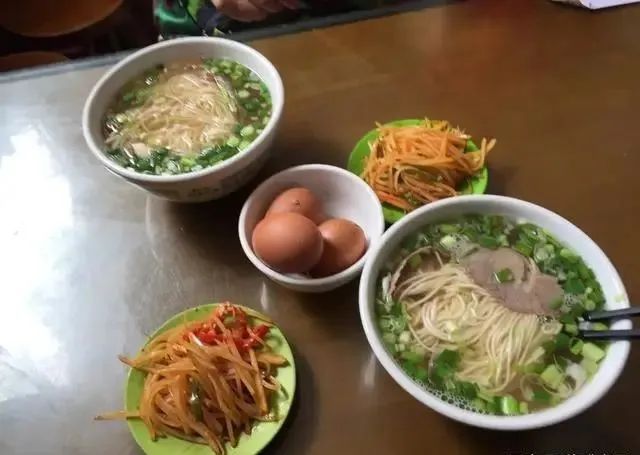 风靡兰州的牛肉面，为啥火不过兰州拉面？3个原因很无奈也很现实