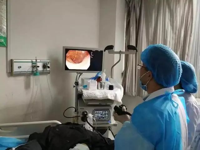 男医生给女性做“肠镜”检查，会尴尬吗？别害羞，亲历者说出感受