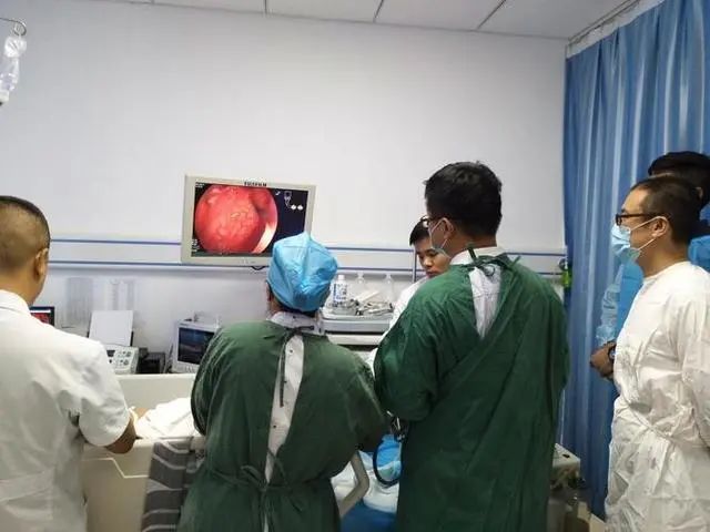 男医生给女性做“肠镜”检查，会尴尬吗？别害羞，亲历者说出感受