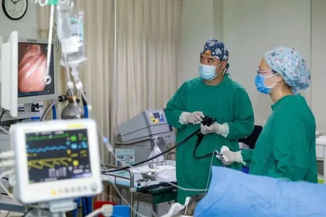 男医生给女性做“肠镜”检查，会尴尬吗？别害羞，亲历者说出感受