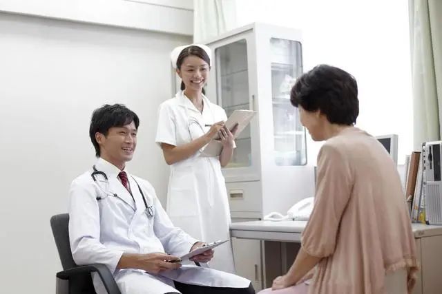 男医生给女性做“肠镜”检查，会尴尬吗？别害羞，亲历者说出感受