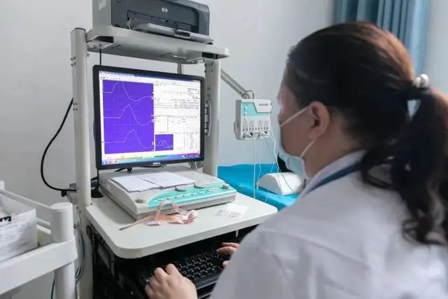 男医生给女性做“肠镜”检查，会尴尬吗？别害羞，亲历者说出感受