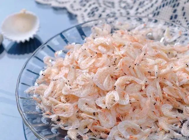吃虾皮并不能补钙？医生：真正补钙的4种食物，多数人却不爱吃