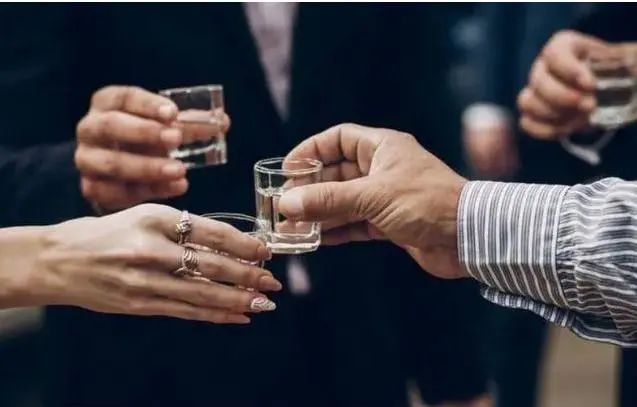 每天喝少量白酒，除了对降血糖有帮助外，身体还会出现哪些变化？