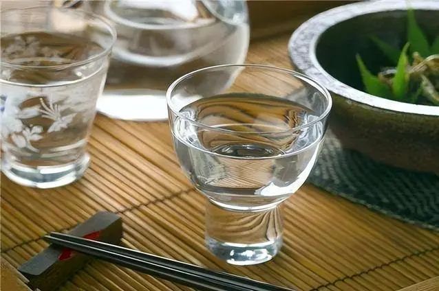 每天喝少量白酒，除了对降血糖有帮助外，身体还会出现哪些变化？