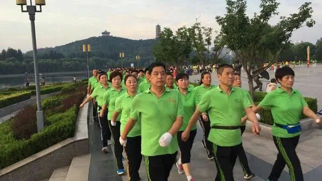 60岁到70岁的老人，每天走多少步合适，不要太逞强