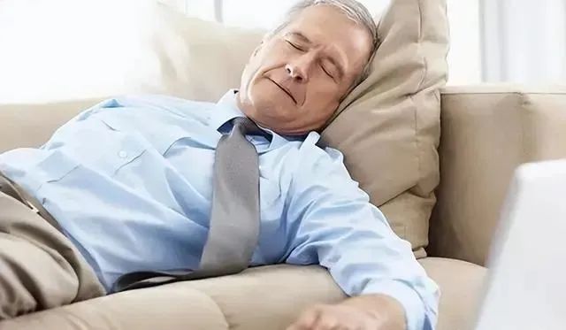 午睡可能影响寿命健康！医生提醒：年过50，午睡“三不要”得牢记