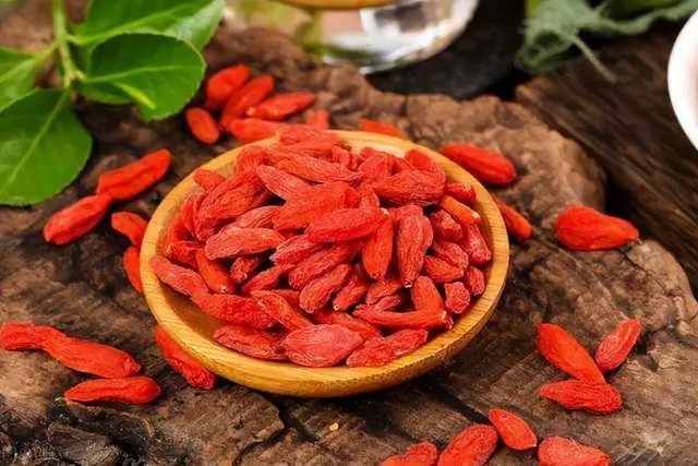 枸杞不仅能增精，还能降血糖？枸杞干吃好，还是泡水好？一文讲清