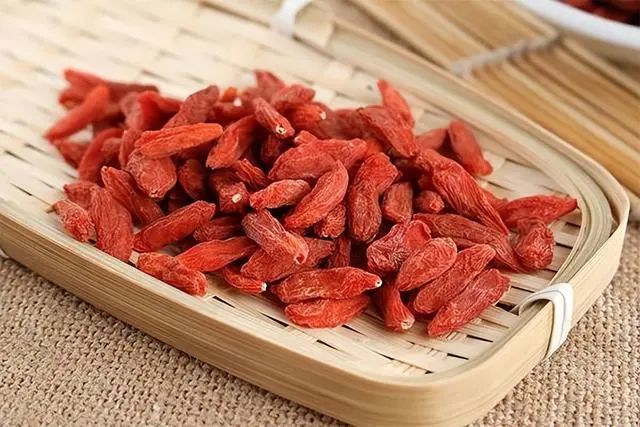 枸杞不仅能增精，还能降血糖？枸杞干吃好，还是泡水好？一文讲清