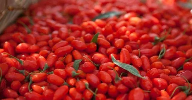 枸杞不仅能增精，还能降血糖？枸杞干吃好，还是泡水好？一文讲清