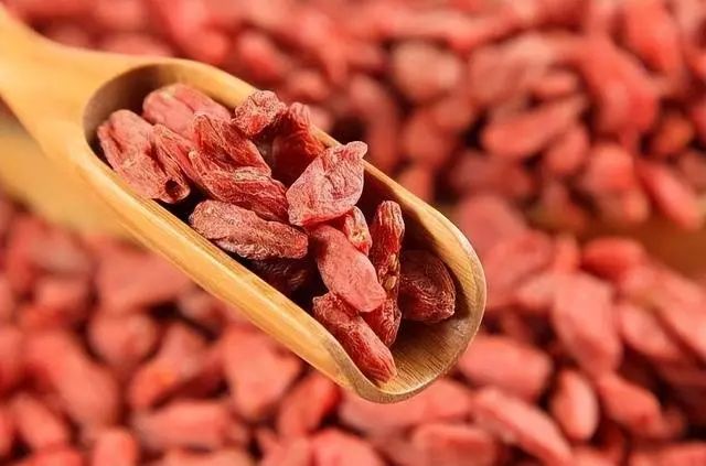 枸杞不仅能增精，还能降血糖？枸杞干吃好，还是泡水好？一文讲清
