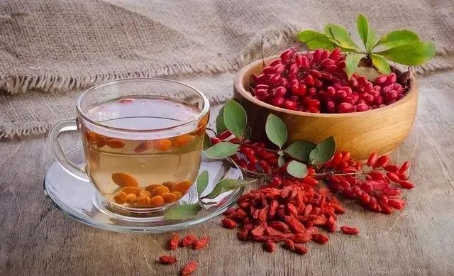 枸杞不仅能增精，还能降血糖？枸杞干吃好，还是泡水好？一文讲清