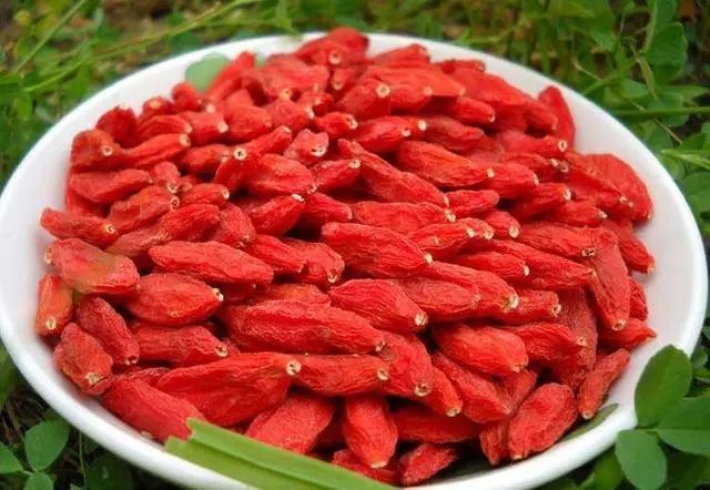 枸杞不仅能增精，还能降血糖？枸杞干吃好，还是泡水好？一文讲清