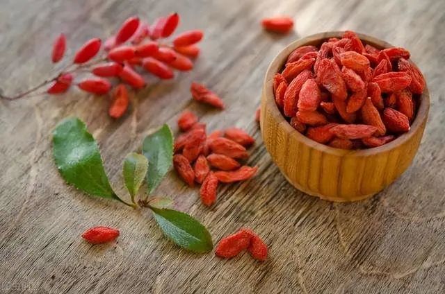 枸杞不仅能增精，还能降血糖？枸杞干吃好，还是泡水好？一文讲清