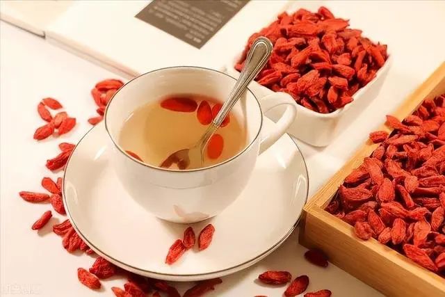 枸杞不仅能增精，还能降血糖？枸杞干吃好，还是泡水好？一文讲清