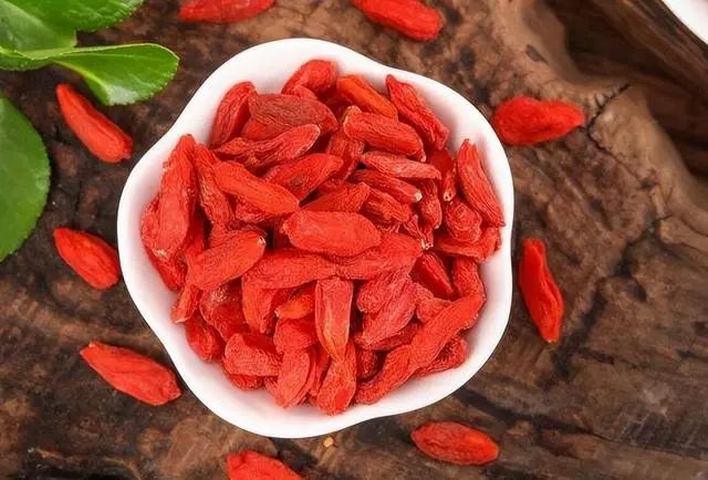 枸杞不仅能增精，还能降血糖？枸杞干吃好，还是泡水好？一文讲清