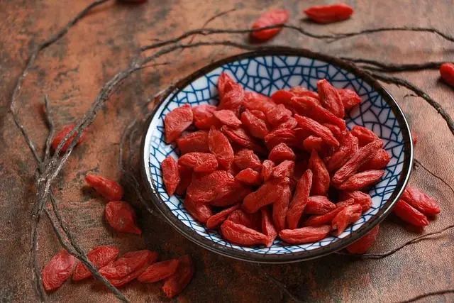枸杞不仅能增精，还能降血糖？枸杞干吃好，还是泡水好？一文讲清