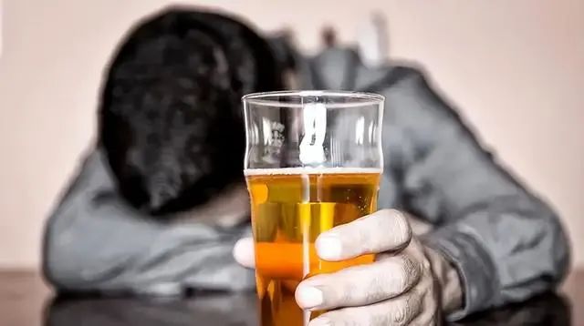 长期喝“大酒”无异于慢性自杀！偶尔喝点小酒，又会有哪些危害？