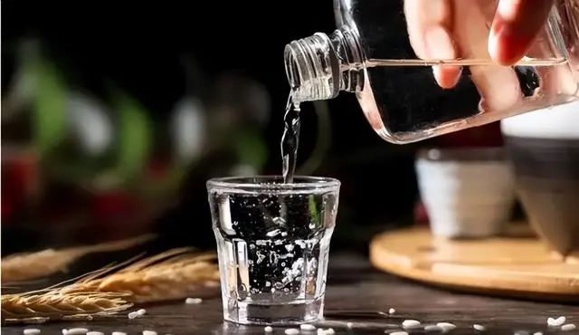 长期喝“大酒”无异于慢性自杀！偶尔喝点小酒，又会有哪些危害？