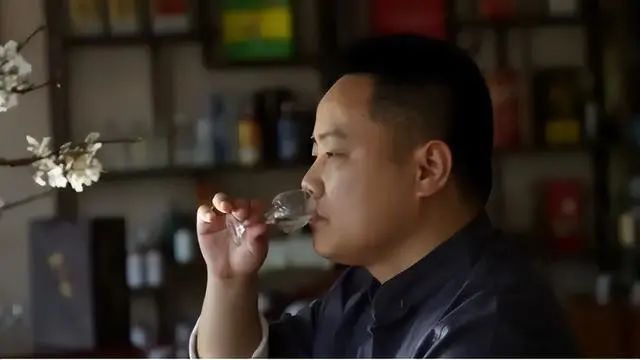 长期喝“大酒”无异于慢性自杀！偶尔喝点小酒，又会有哪些危害？