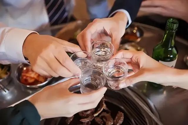 长期喝“大酒”无异于慢性自杀！偶尔喝点小酒，又会有哪些危害？