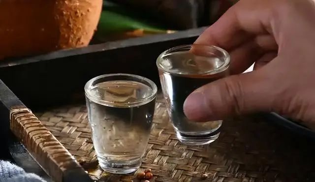 长期喝“大酒”无异于慢性自杀！偶尔喝点小酒，又会有哪些危害？