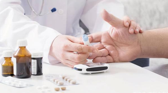 糖尿病人不能吃馒头？医生提醒：想要血糖稳定，不能吃的是这两物