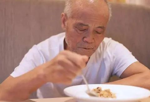 “吃得少，活得久”？饭量越小，衰老速度越慢吗？医生说出大实话